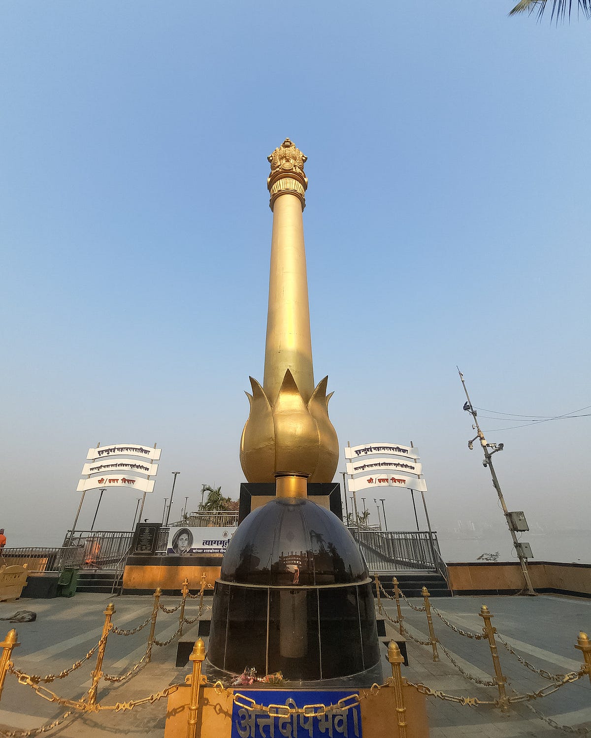 Mumbai, not plain (Cour 2/2) 2/12 — Ashoka Stambh built in the early 2000s  | by Altamash | Medium, image size:1200x1499