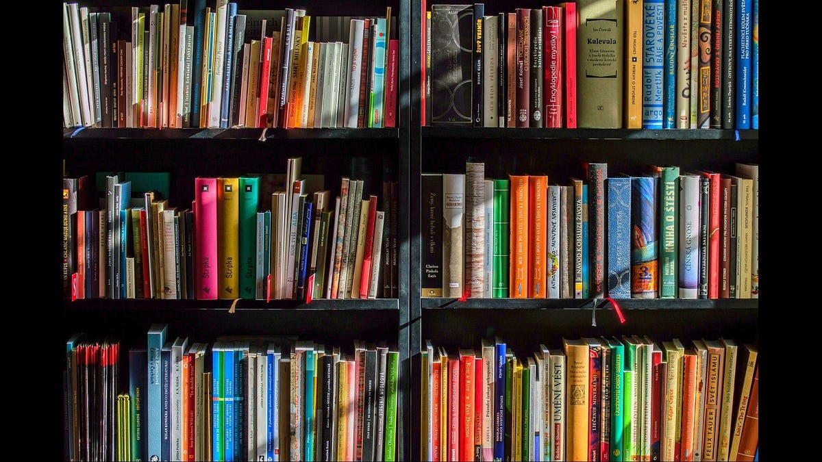 What are the difference between static libraries and dynamic (shared) libraries? by Alejandro