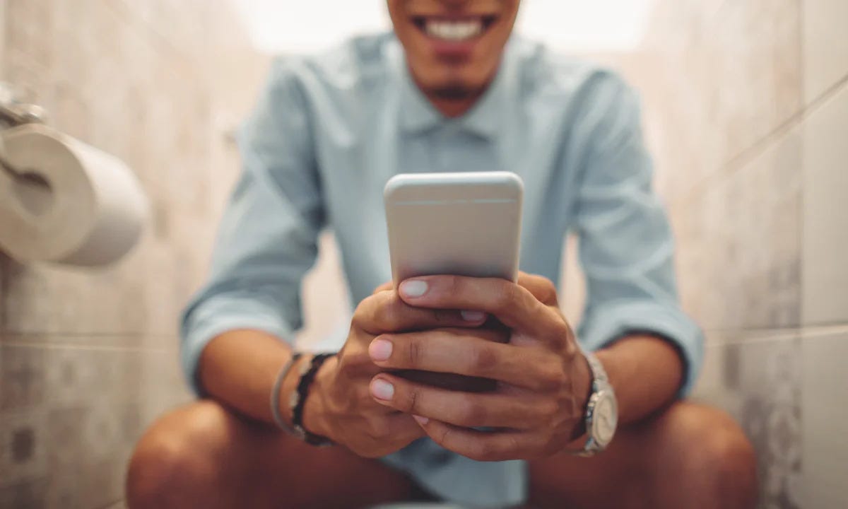 Tuvalette Telefon Kullanmak Sessizce Sağlığınızı Tehdit Ediyor