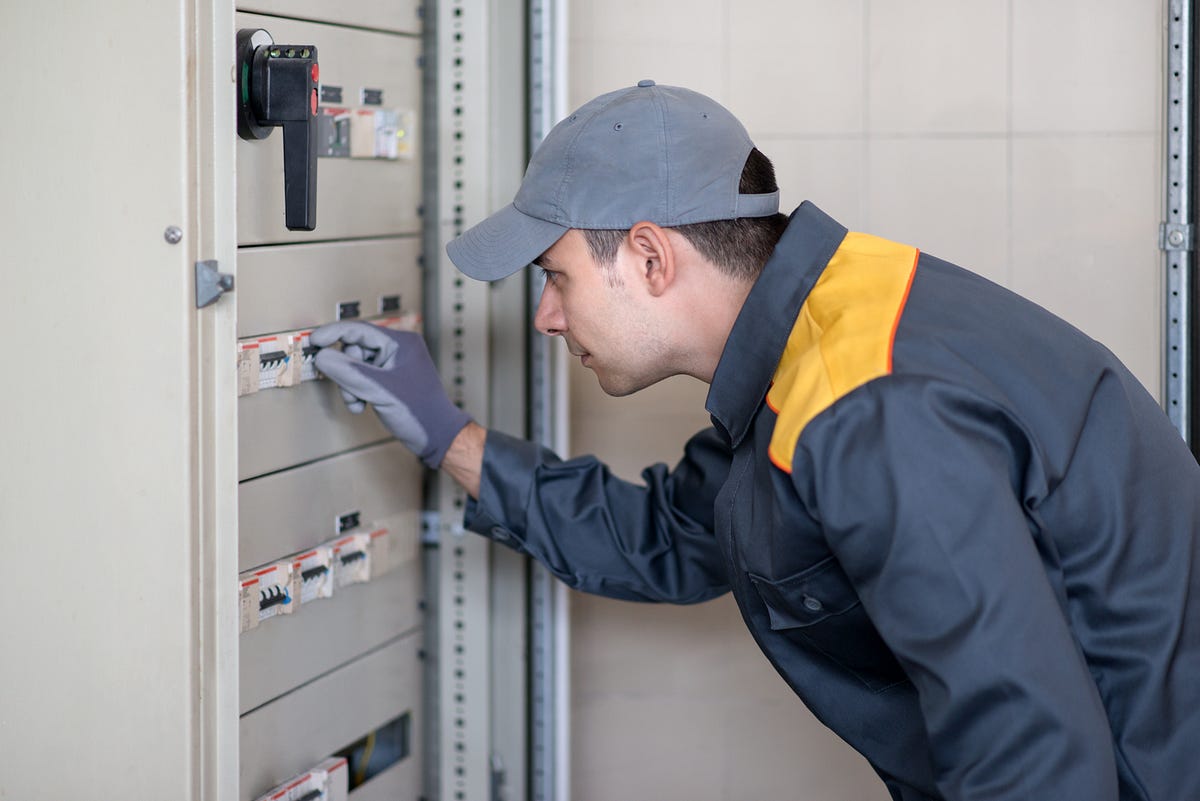 Circuit Breaker Main and Arcing Contacts What’s The Difference? by