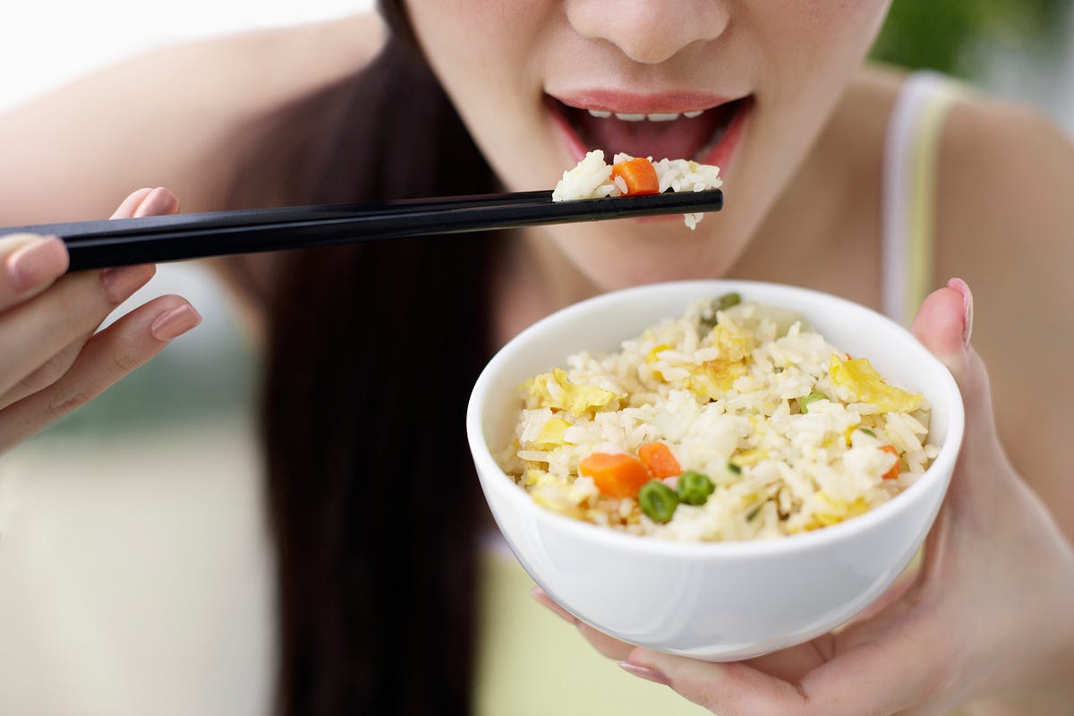 Для чего нужно есть рис. Китаец ест рис. Корейцы едят рис палочками. Кушать рис. Человек ест рис.