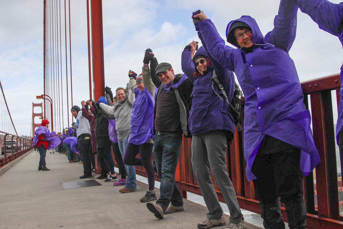 Image of: These Inauguration Day Demonstrators Formed a Human Chain Across the Golden Gate Bridge (Photos)