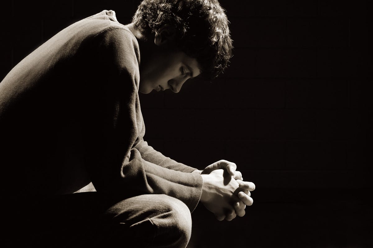 Девушка в молитве. Головой склоняясь. Человек в отчаянии. Головой склоняясь. Мужчина держится за голову.