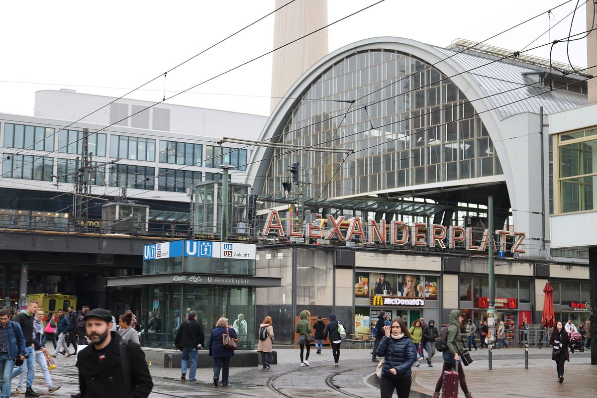 Berlin Ostbahnhof. Em maio de 2017 uma primavera fria… by Bruno