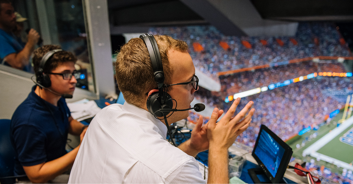 Спортивный корреспондент. Спортивный журналист. Спортивный журналист профессия. Спортивные Медиа. Спортивная журналистика хоккей.