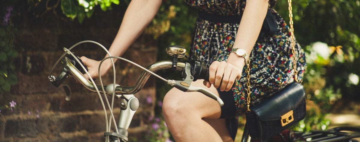 Faire du vélo en jupe. Après nos conseils pour faire du vélo… | by Solene |  Cyclofix