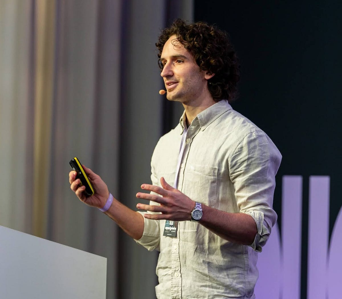 The Data Speaker’s Blueprint: Turning Analytics into Applause | by Alessandro Romano | Jan, 2024