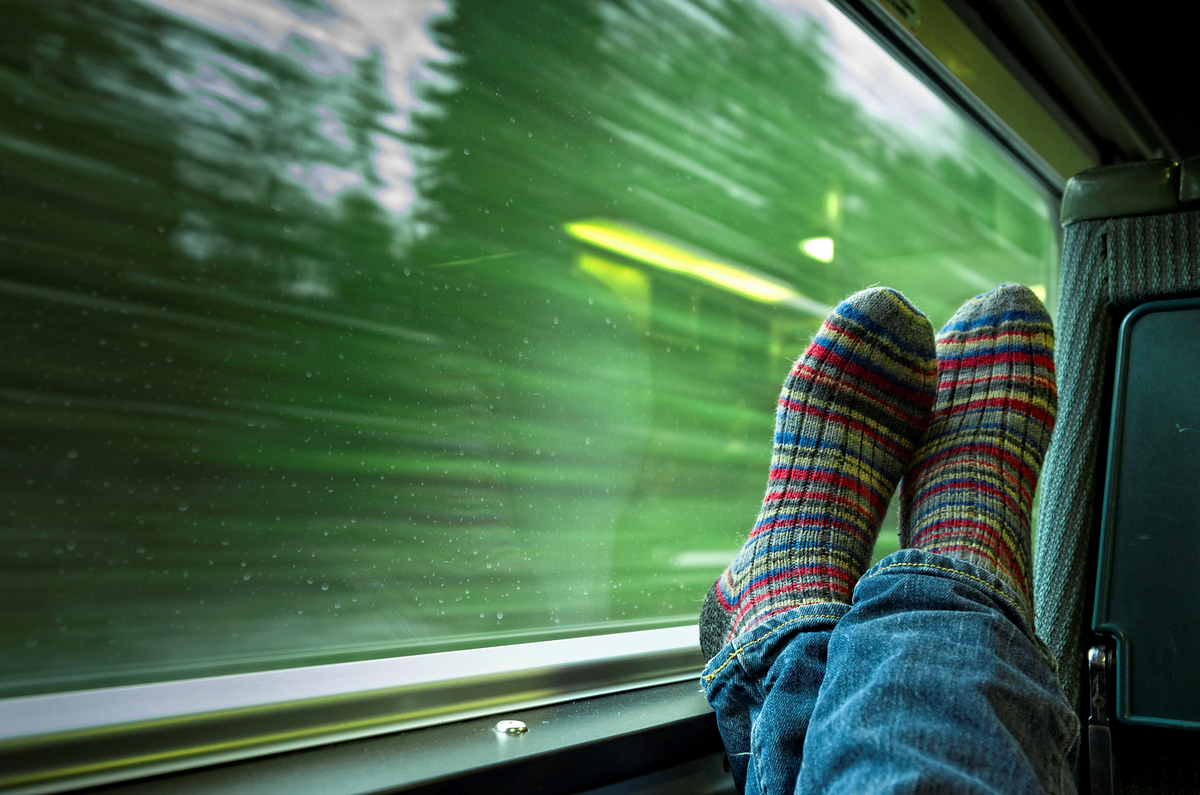 Стоп поезд. Ноги в поезде. Носки в поезде. Ступни в поезде. Ноги в окне.