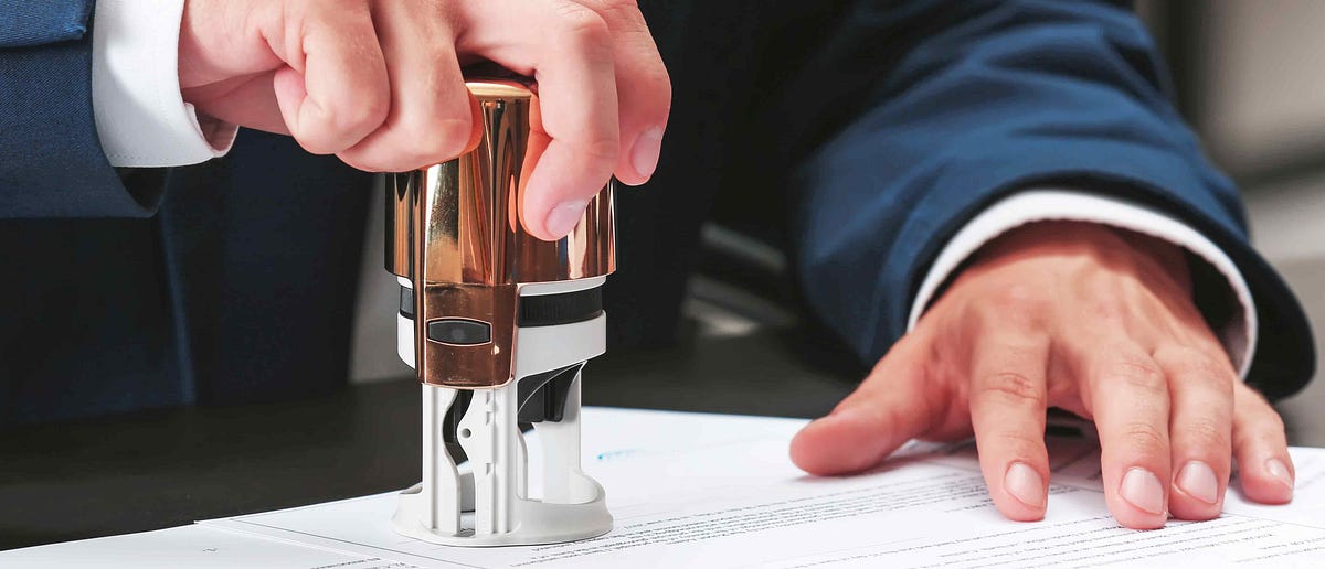 What is the difference between notary public and lawyer? by