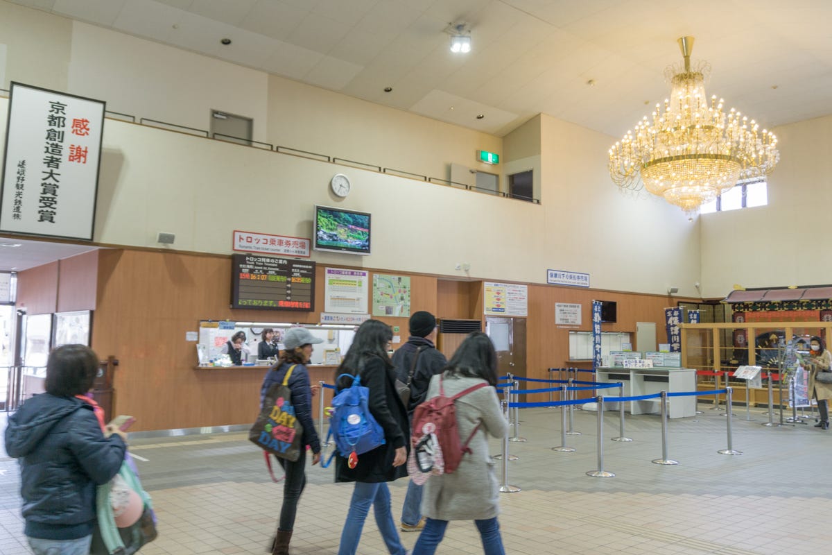 ที่ซื้อตั๋วรถไฟ Sagano Romantic Train จะอยู่ข้างๆ อาคาร JR Arashiyama