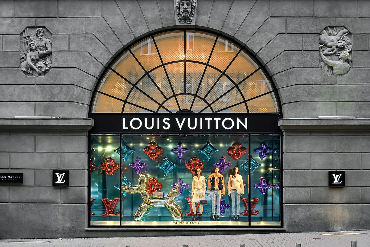 Louis Vuitton's stores' windows enhanced through multimedia
