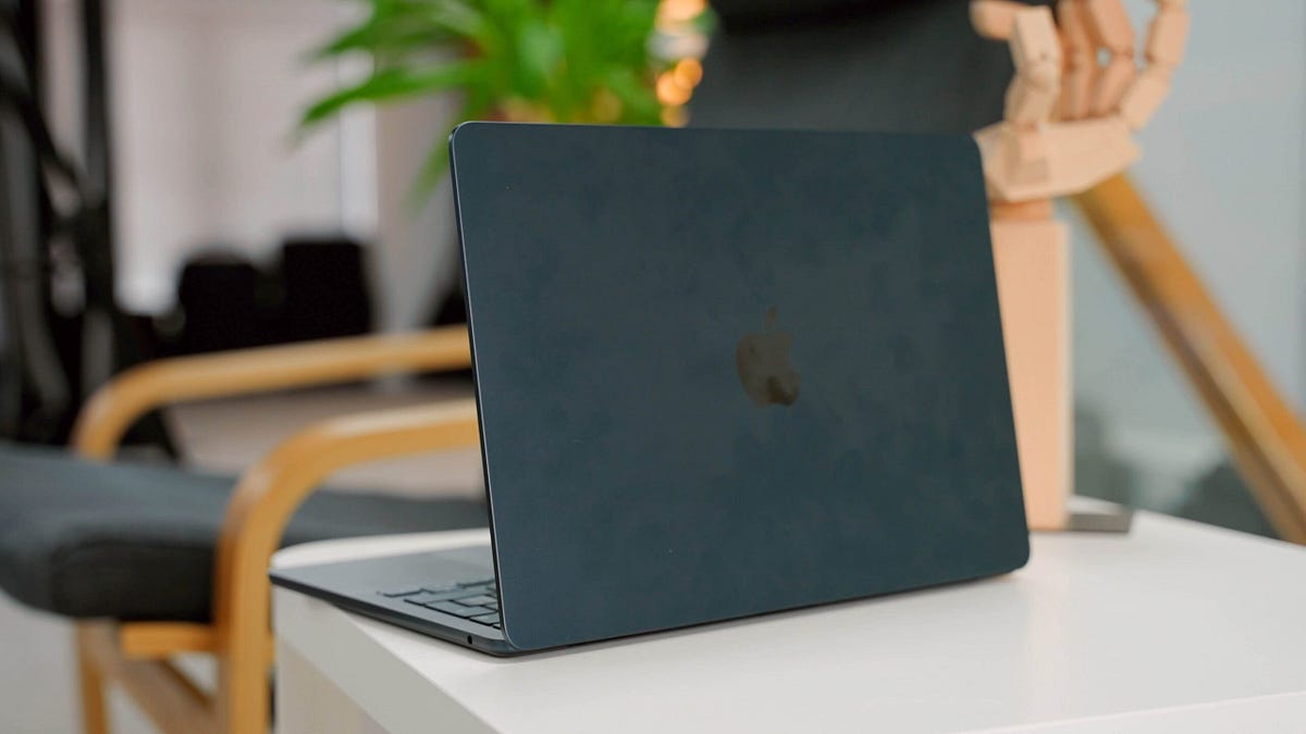 The TRUTH About the M2 MacBook Air Smudges | by Mark Ellis | Mac O