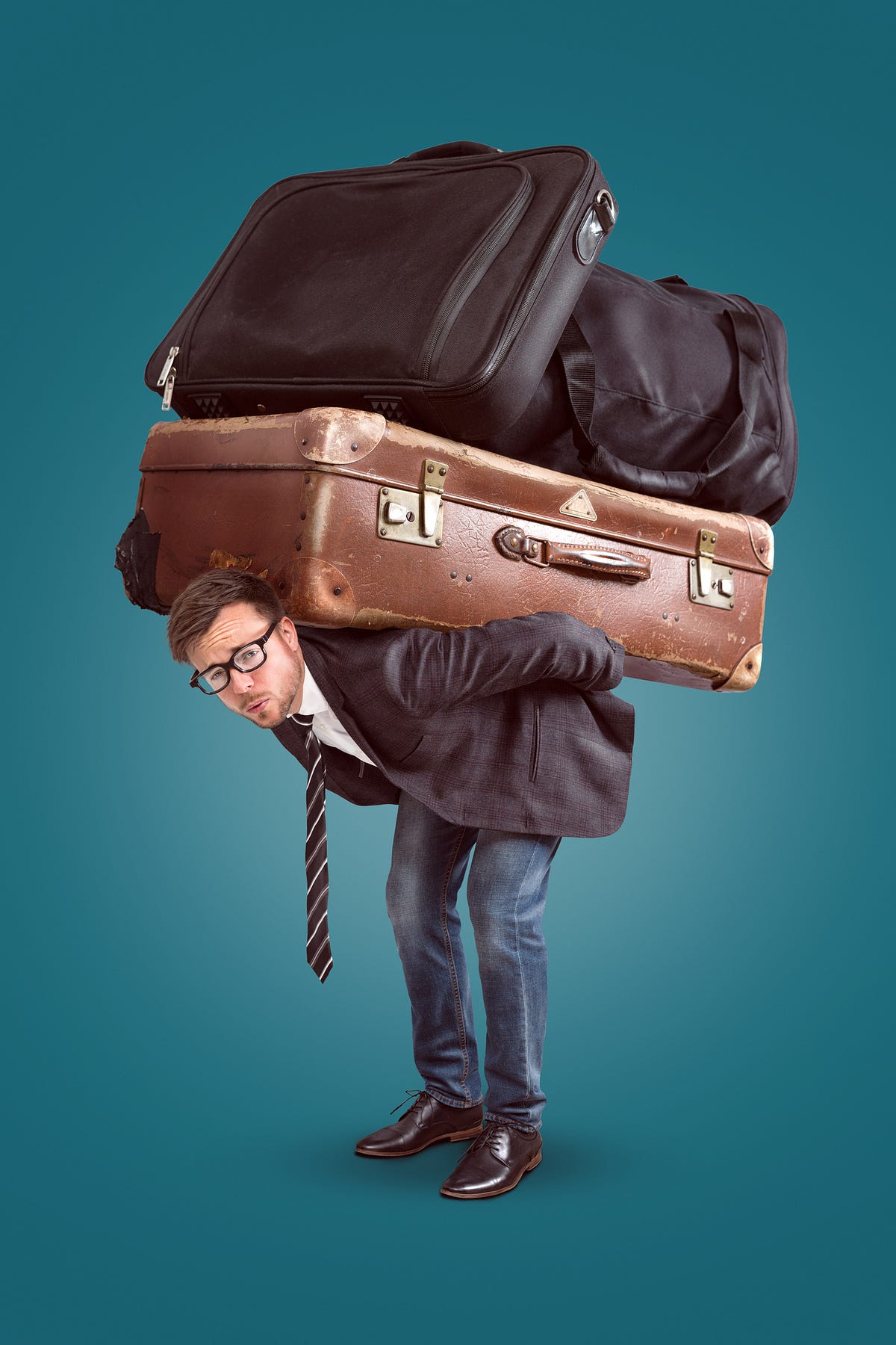 человек с огромным чемоданом. сумка для аэропорта. мужчина с чемоданом. турист с чемоданом. с тяжелым багажом.