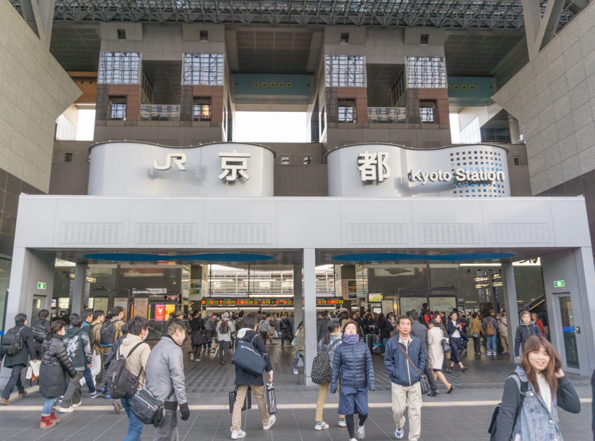 สถานีนี้ใหญ่มาก โคตรใหญ่ และโคตรงง แต่งงน้อยกว่าที่สถานี Umeda ที่โอซาก้า อันนั้นนะ โคตรของโคตรงง / ถ้าโตเกียว สถานีที่โคตรงง คือ Shinjuku และ Tokyo / โอซาก้าก็คือ Umeda นี่แหละ