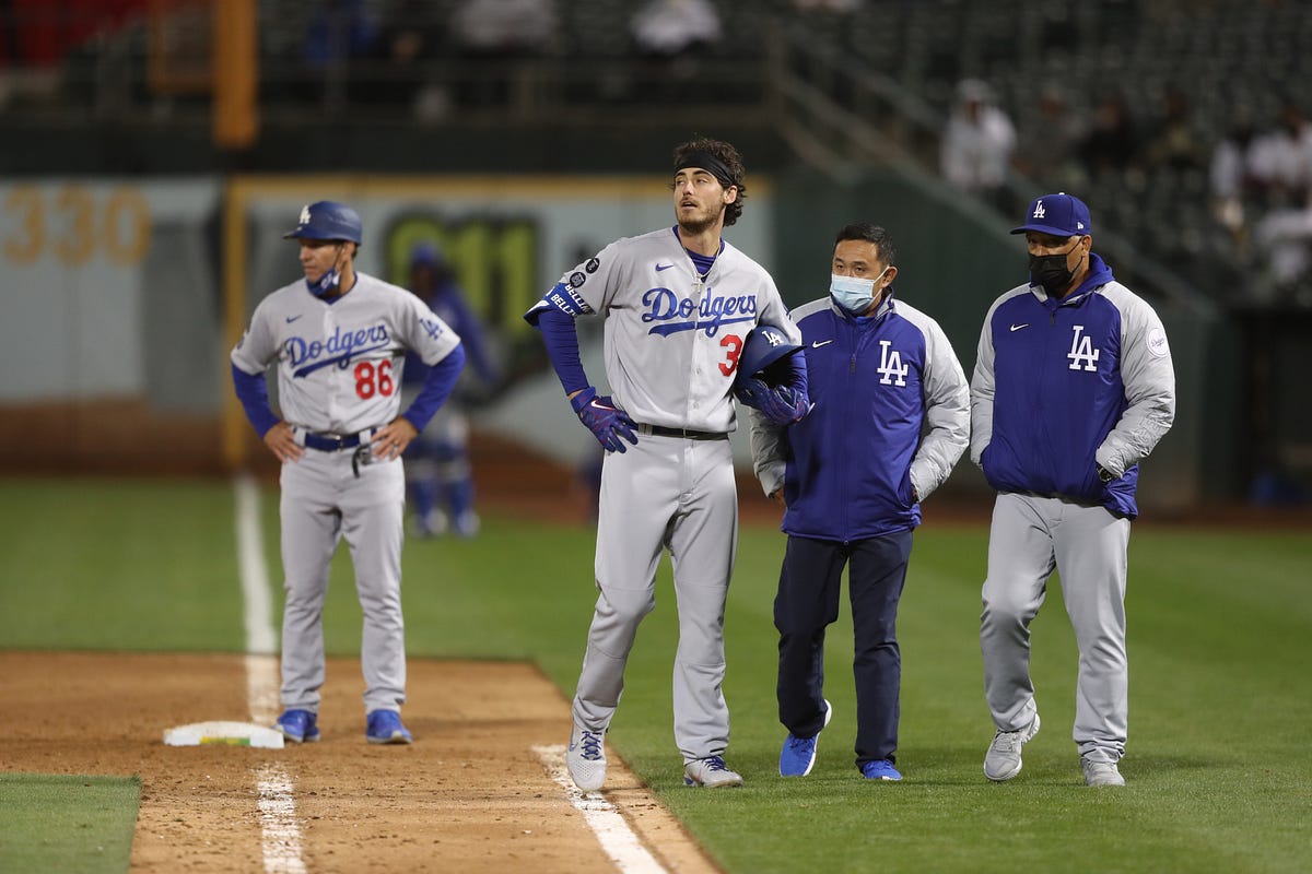 Dodgers' Gavin Lux injures leg while running bases, carted off field