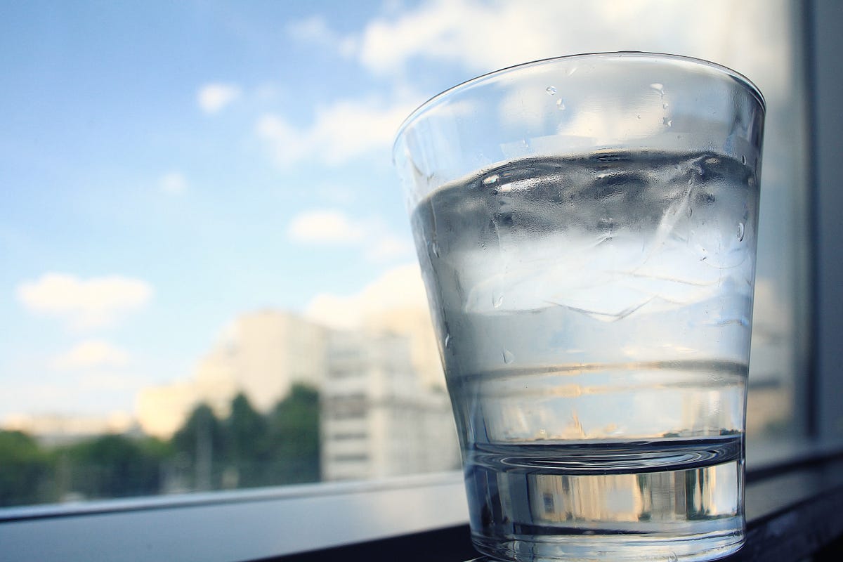 Воду на 5 минут. Стакан воды на подоконнике. Эстетичный стакан воды. Стакан воды на солнце. Стакан воды Эстетика.