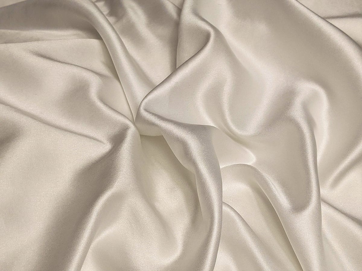 Quelle est la différence entre le satin et la soie ? by Hypnos Company Medium