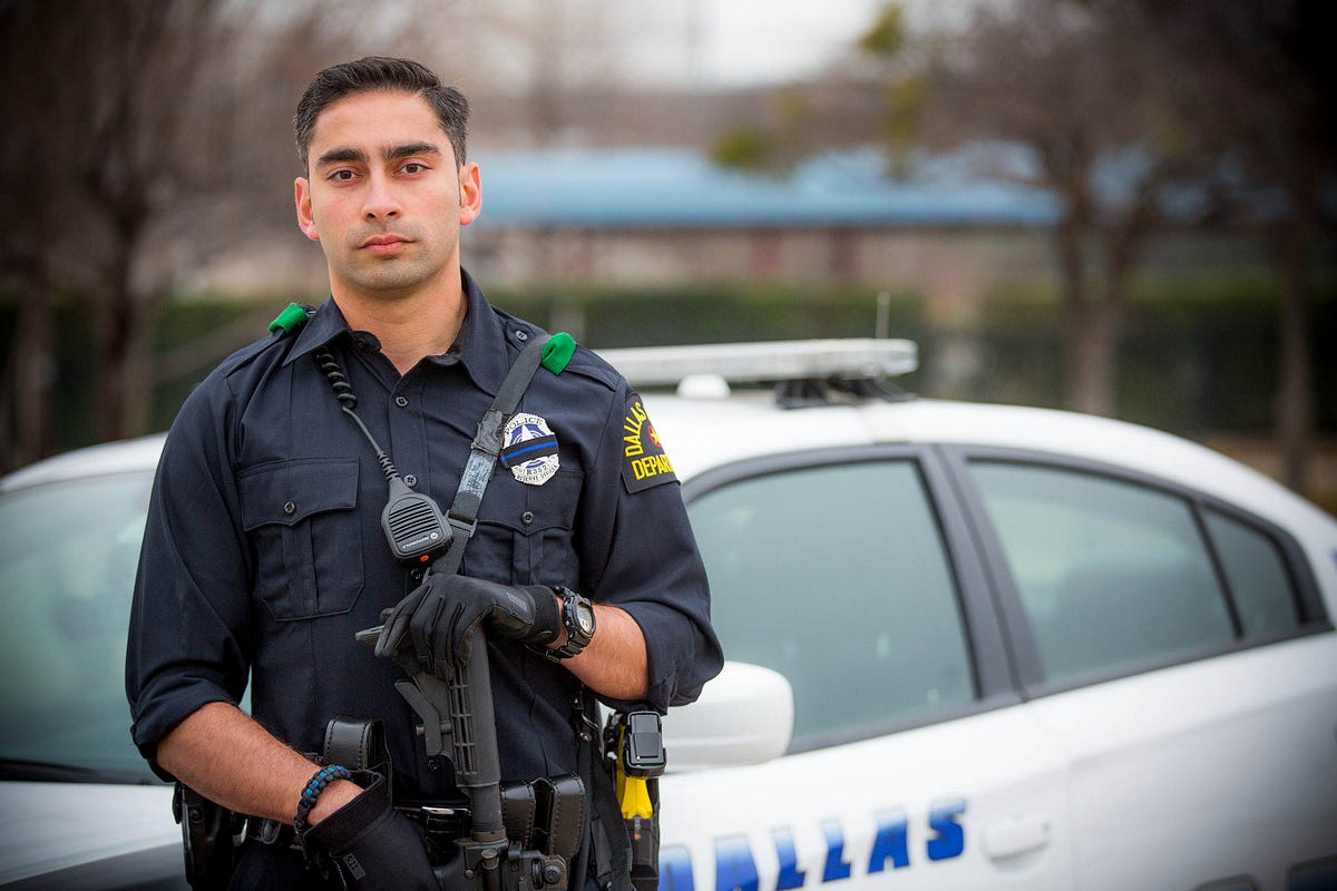 Pleasing the policeman. Детектив полиции США. Police Officer. Молодой полицейский США. Детективы LAPD.