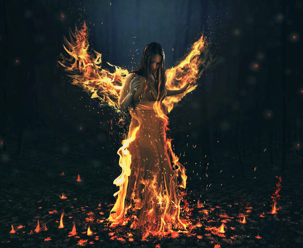 Кидать в огонь. Женщина огонь. Девушка с огненными крыльями. Огненная девушка. Ведьмы вокруг костра.