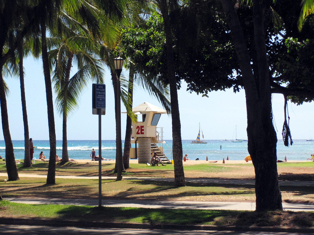 夏威夷逛 Waikiki ArtFest 威基基藝術市集 (I). 旅遊時，我最愛逛設計商店與二手市集。看著地方傳統文化藉由設計融入到創作者的