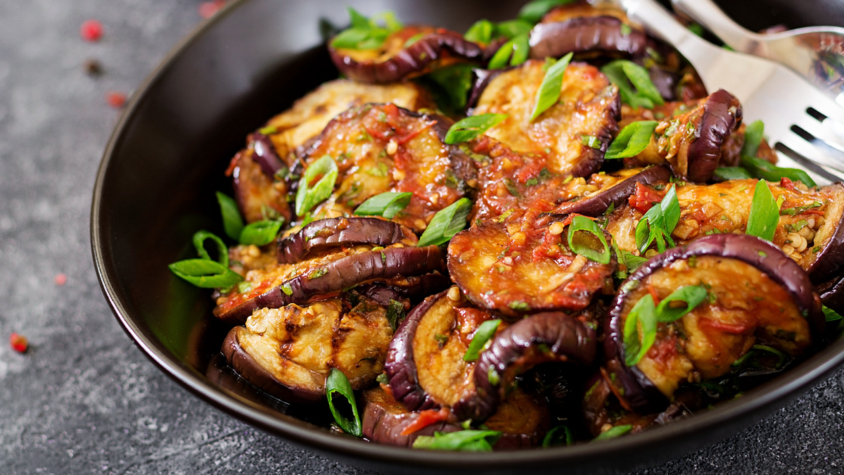 The Healing Properties and Potential Risks of Eggplant in Traditional