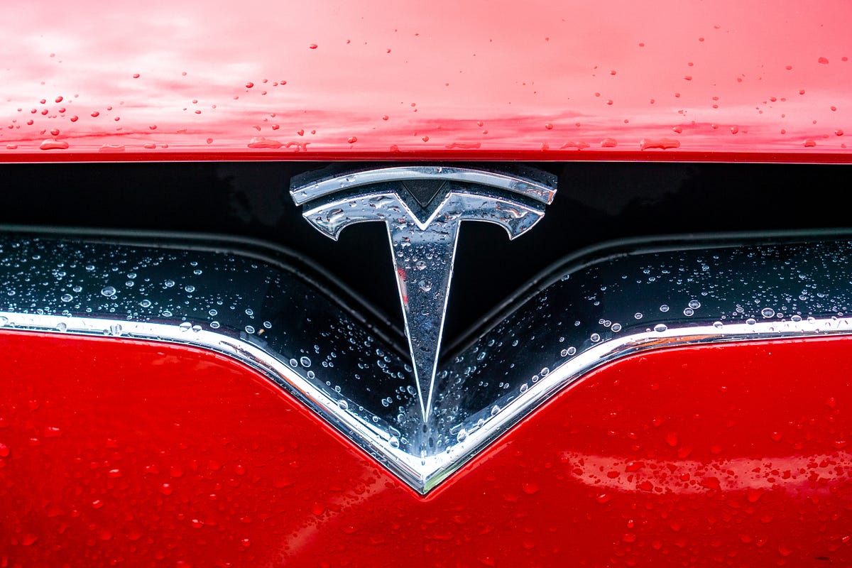 The Psychology Behind Elon Musk's $0 Marketing Strategy for Tesla