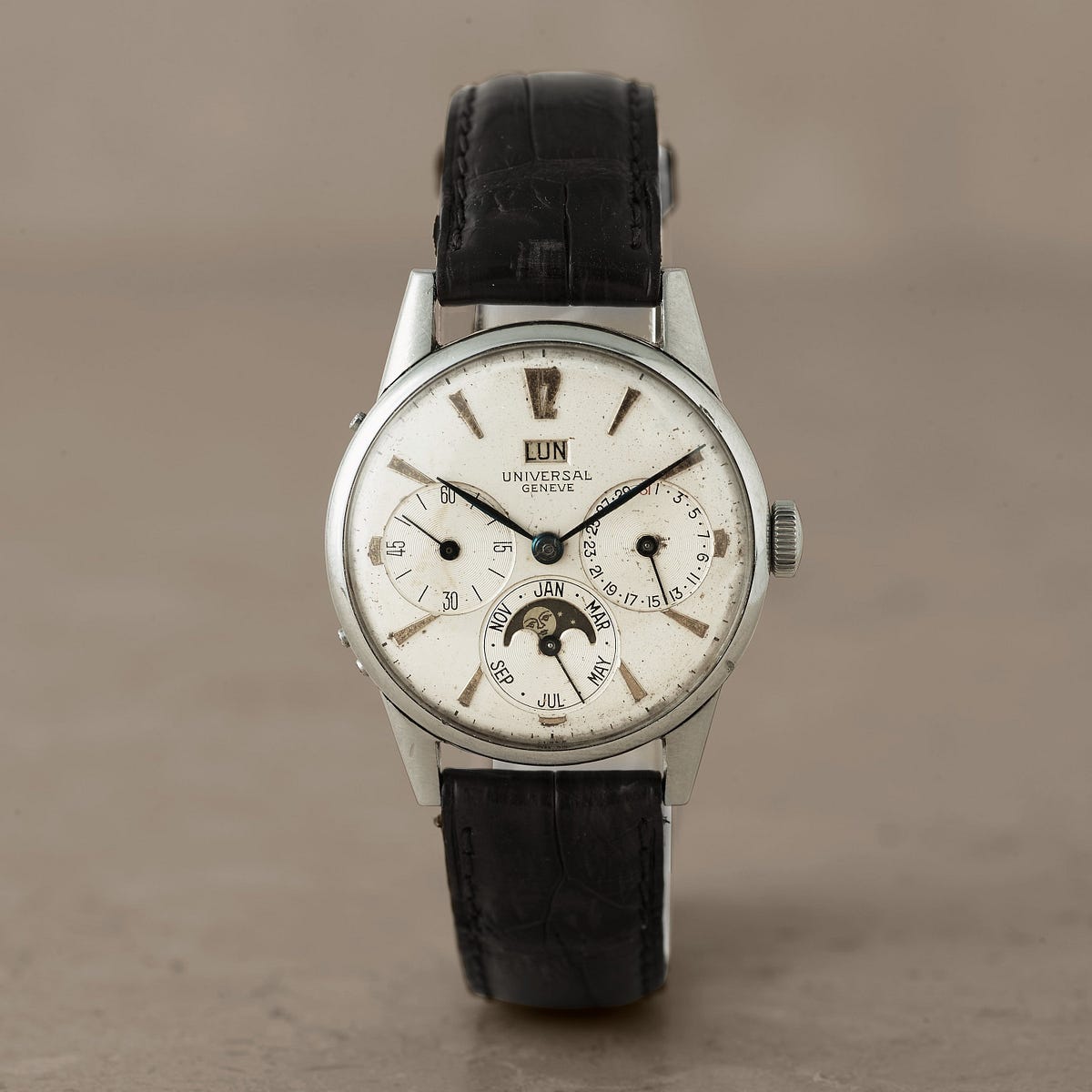 A Closer Look At The Universal Geneve Calendar Watches Of The ‘40s by