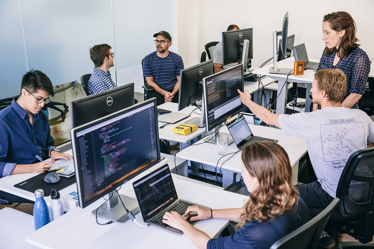 Программирование в инженерии. Производственное программирование. Программирование в инженерии. It специалист. Инженер с компьютером.