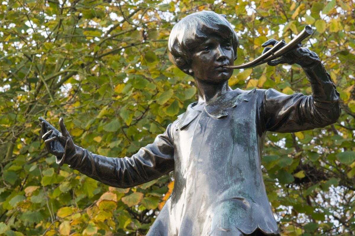 Памятник мальчику. Peter Pan Statue in Kensington Gardens. Питер Пэн в Кенсингтонских садах статуя. Kensington Gardens. Статуя Питера пена. Скульптура Питер пена в Кенсингтонском саду.