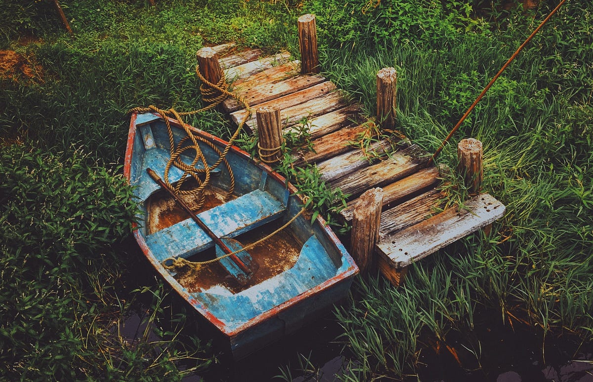 Das Boot im Garten. Im Garten liessen uns ein bemaltes… by Thomas A