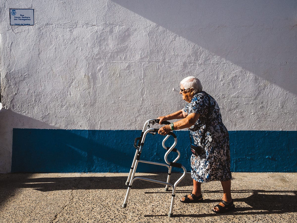 плохо ходит бабушка. бабушка с ходунками. старуха с сумками. плохо ходит бабушка. бабушка сидит на скамейке.