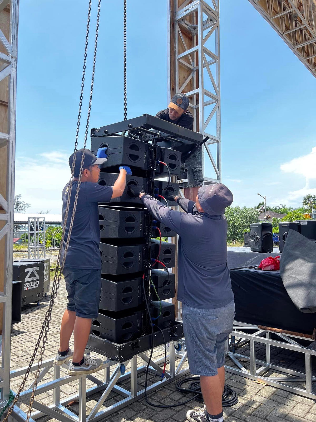 ZSOUND dual 12 inch line array amplifying the Live Music Experience by ZSOUND PRO AUDIO Jul