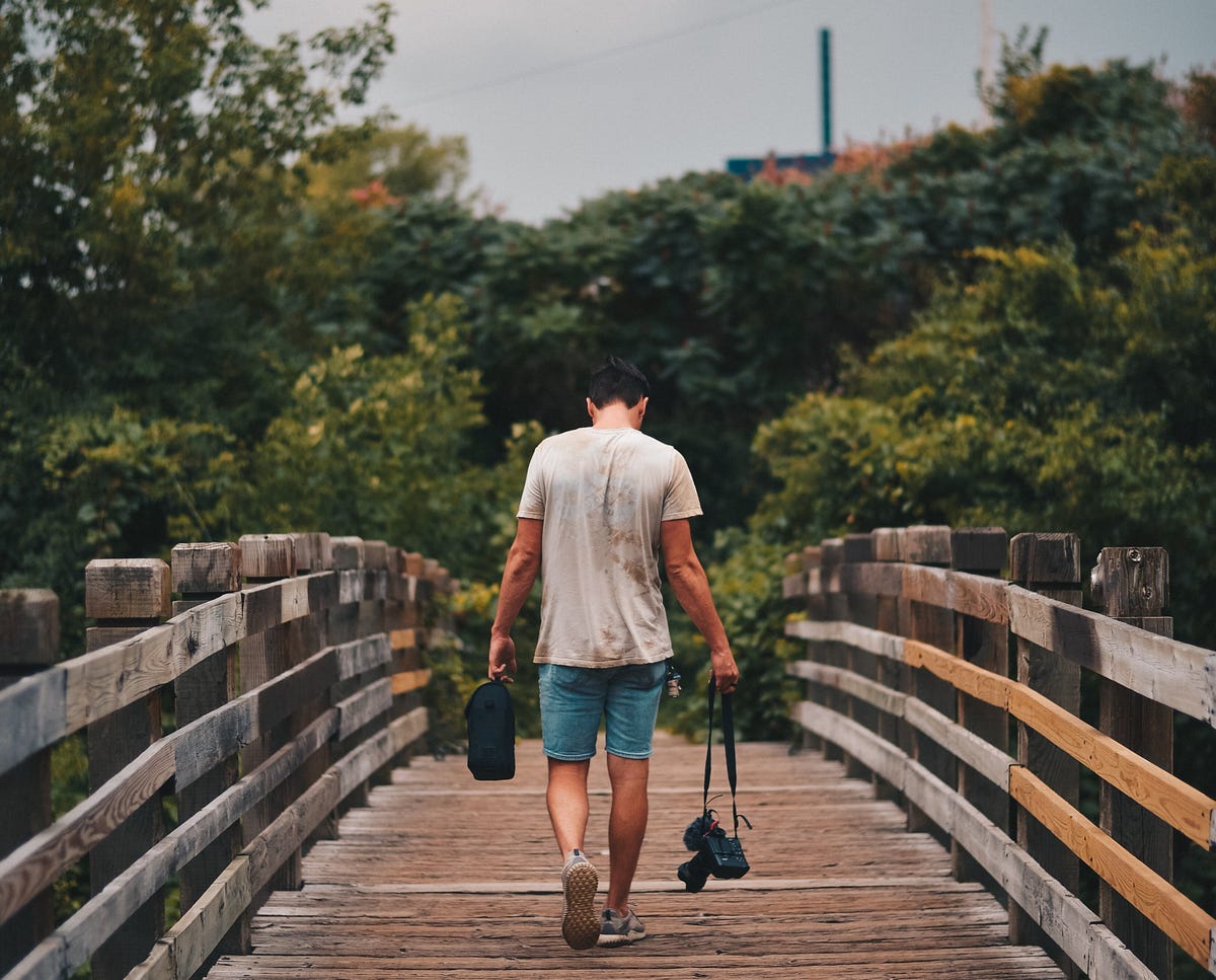 Walking the bridge. смотровая площадка в парке бруклинского моста. бруклинский мост фильм. бруклинский мост пешеходная дорожка. нью-йорк люди бруклинский мост.