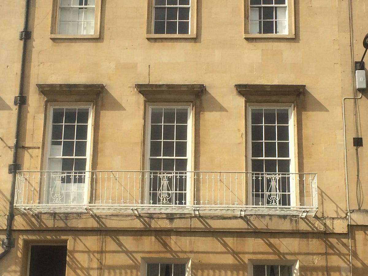 Bath, 70 balcones y ninguna flor. | by Sandra Ruiz Díaz | Medium