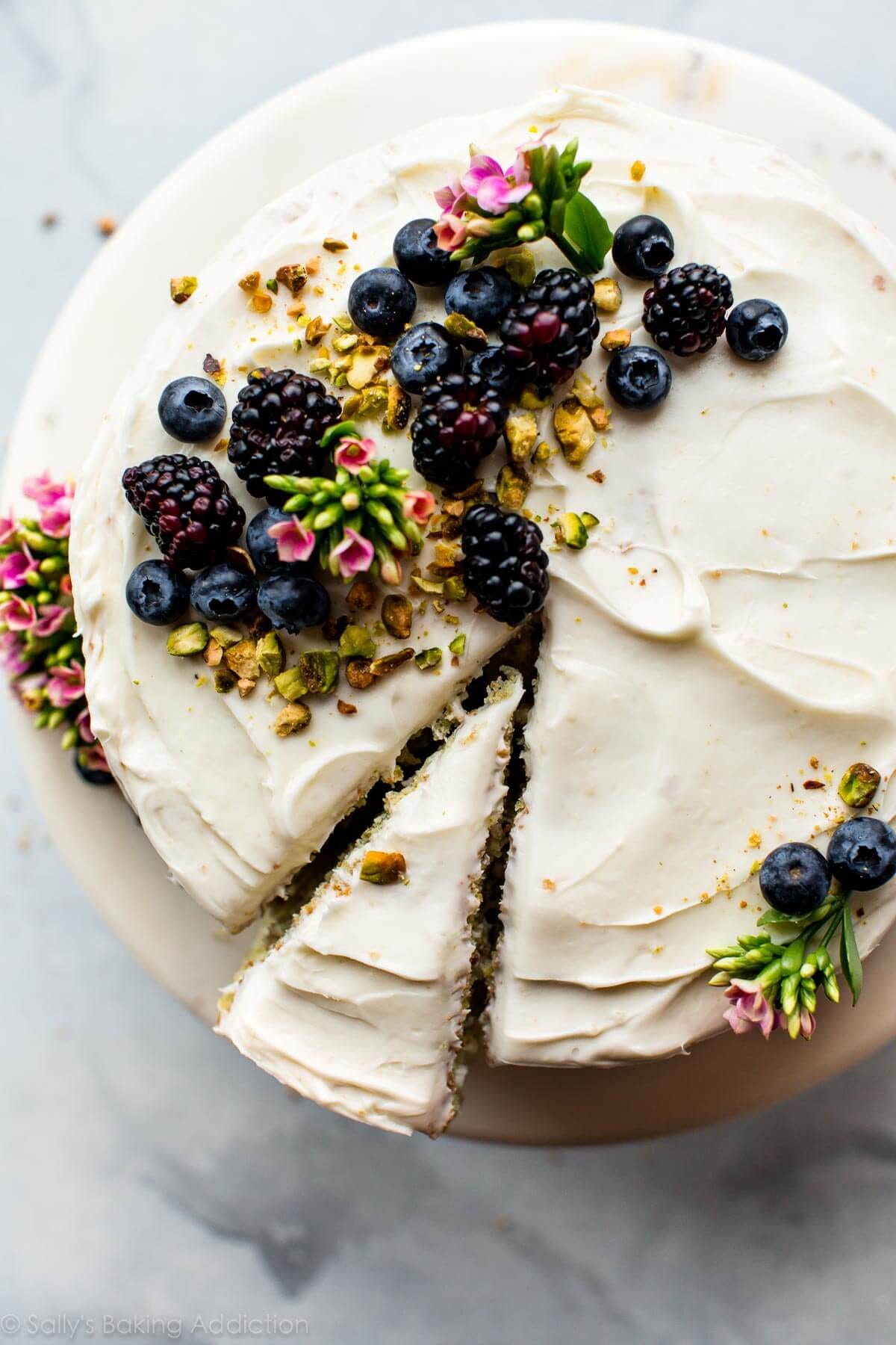 Resep Pistachio Cake dengan Tambahan dan Topping Keripik Buah Freeze Dried yang Praktis