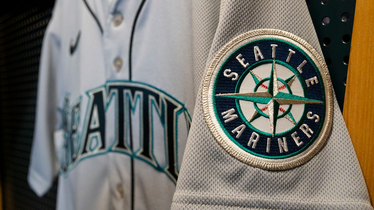 Mariners Tender Contracts to 34 Players on MLB Roster From the Corner