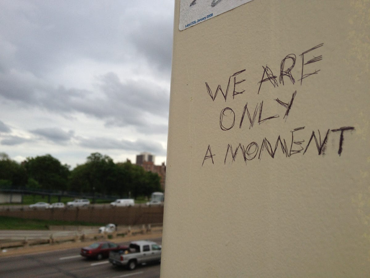 SOMOS SÓLO UN MOMENTO. Ésta madrugada, desperté confundido y… | by ...