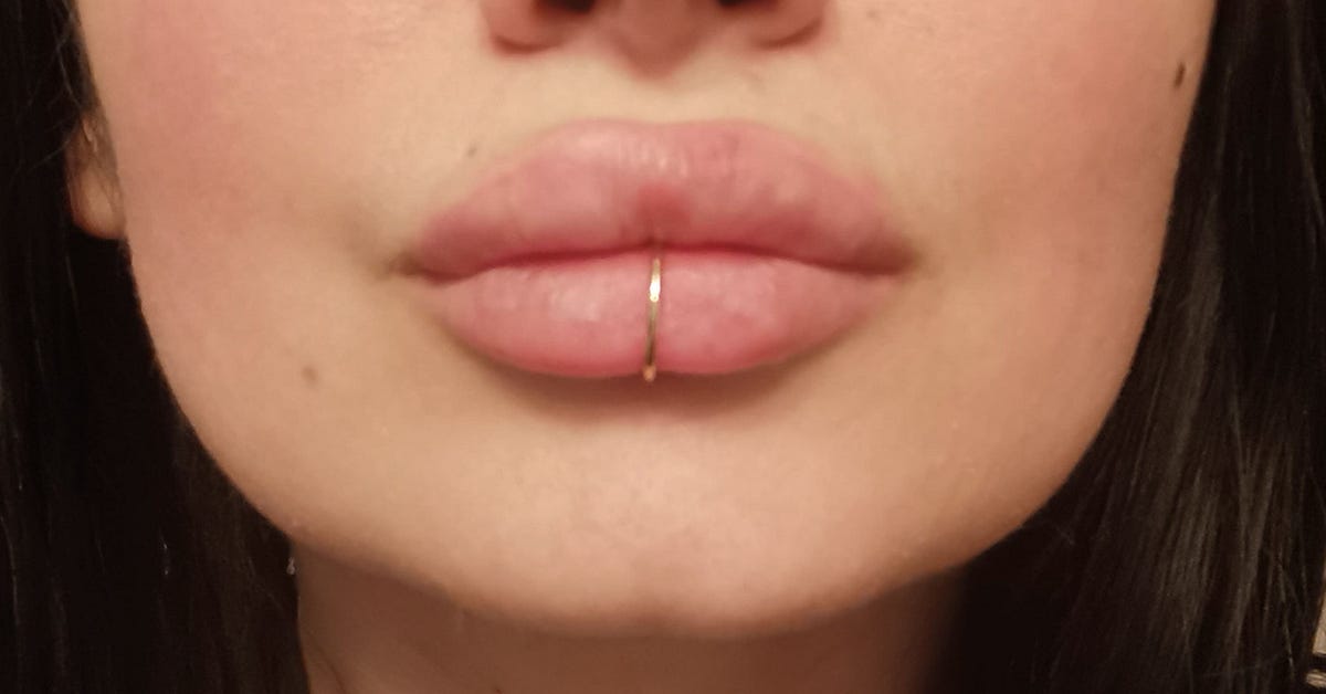 Piercing in the middle 2024 of top lip