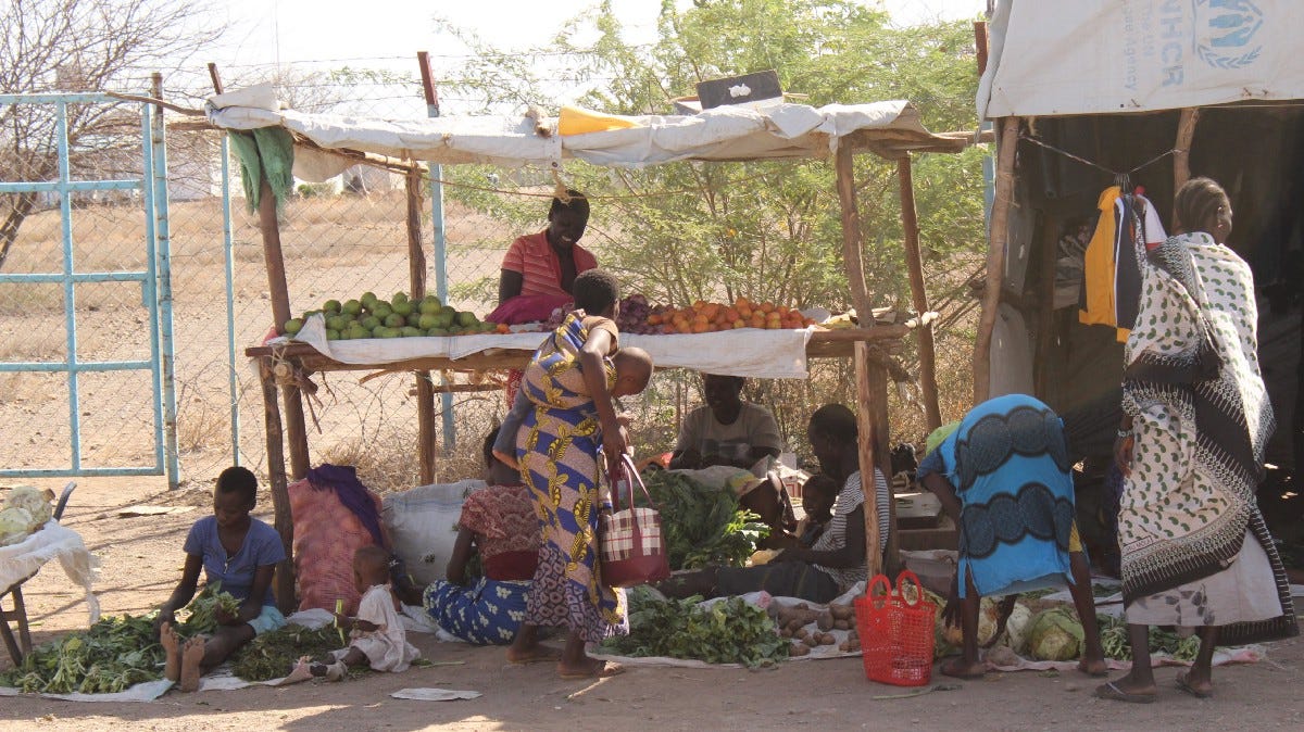 I Kenya har WFP kontrakter med 800 forhandlere som en del av programmet med elektroniske matkuponger og kontanter til flyktninger. Bilde: WFP/Eddie Kisach