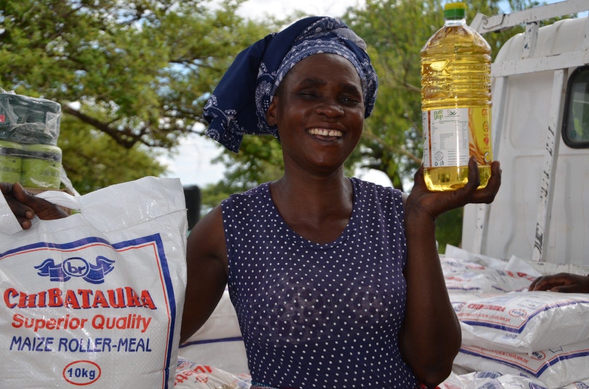 Med kontanter fra WFP kom Egenia seg gjennom en katastrofal tørke. Bilde: WFP/Tatenda Macheka
