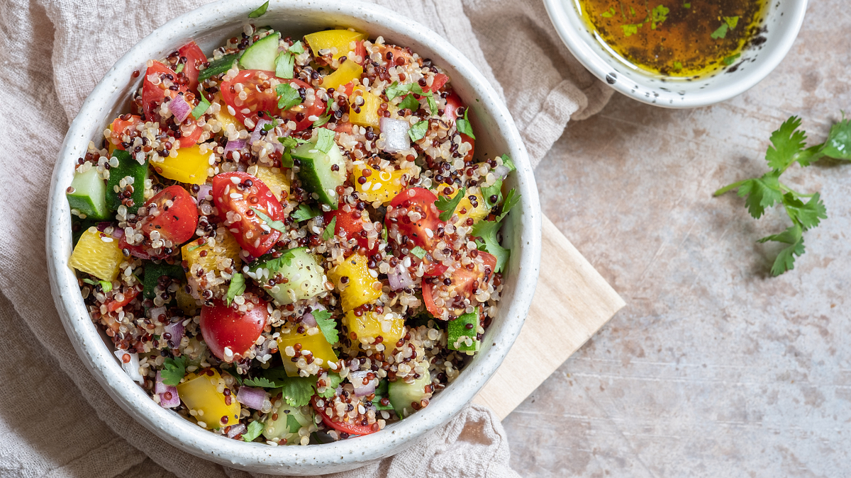 Healthy and simple Mediterranean quinoa salad | by Slimming Tips | Apr ...