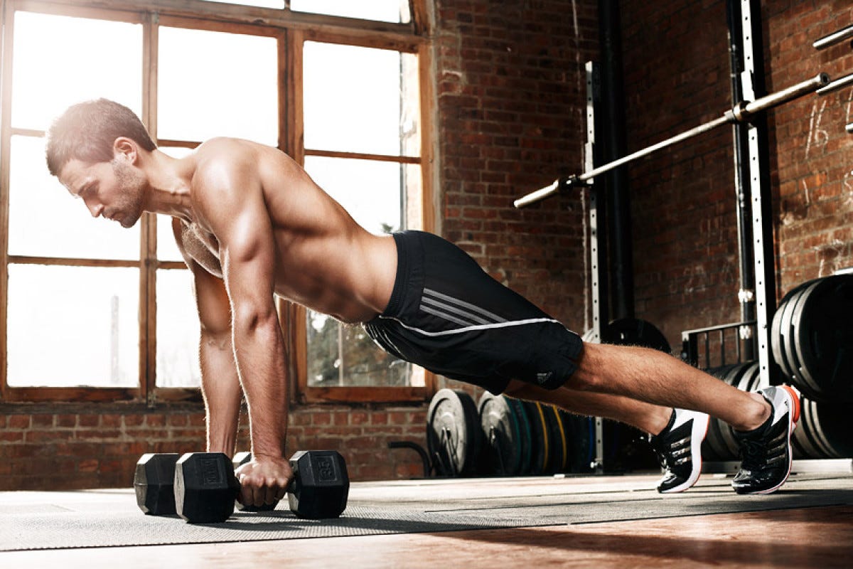 лучшие упражнения со. упражнение наклоны. парень в спортзале. бурпи упражнение. берпи.