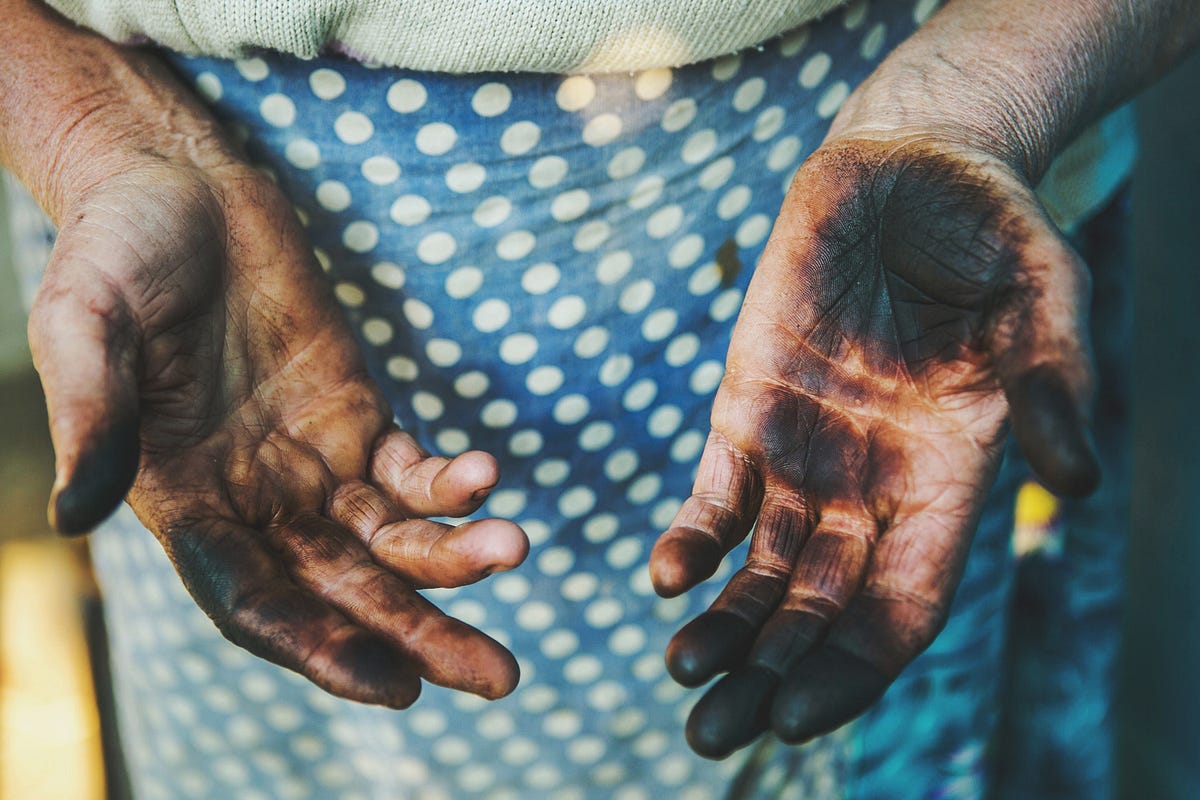 грибы украины. руки от маслят. руки после чистки грецких орехов. гриб в руке. маслята потемнели.