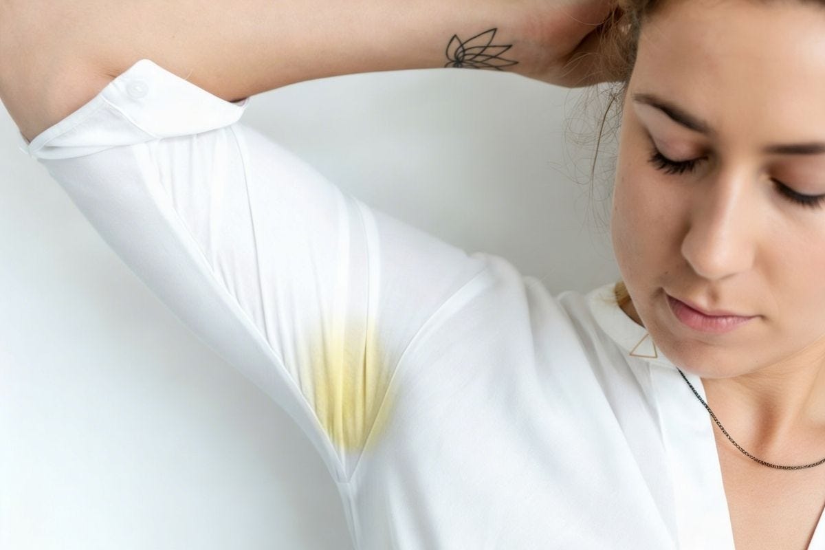 ¿Le salen manchas amarillas en las axilas a tu ropa?