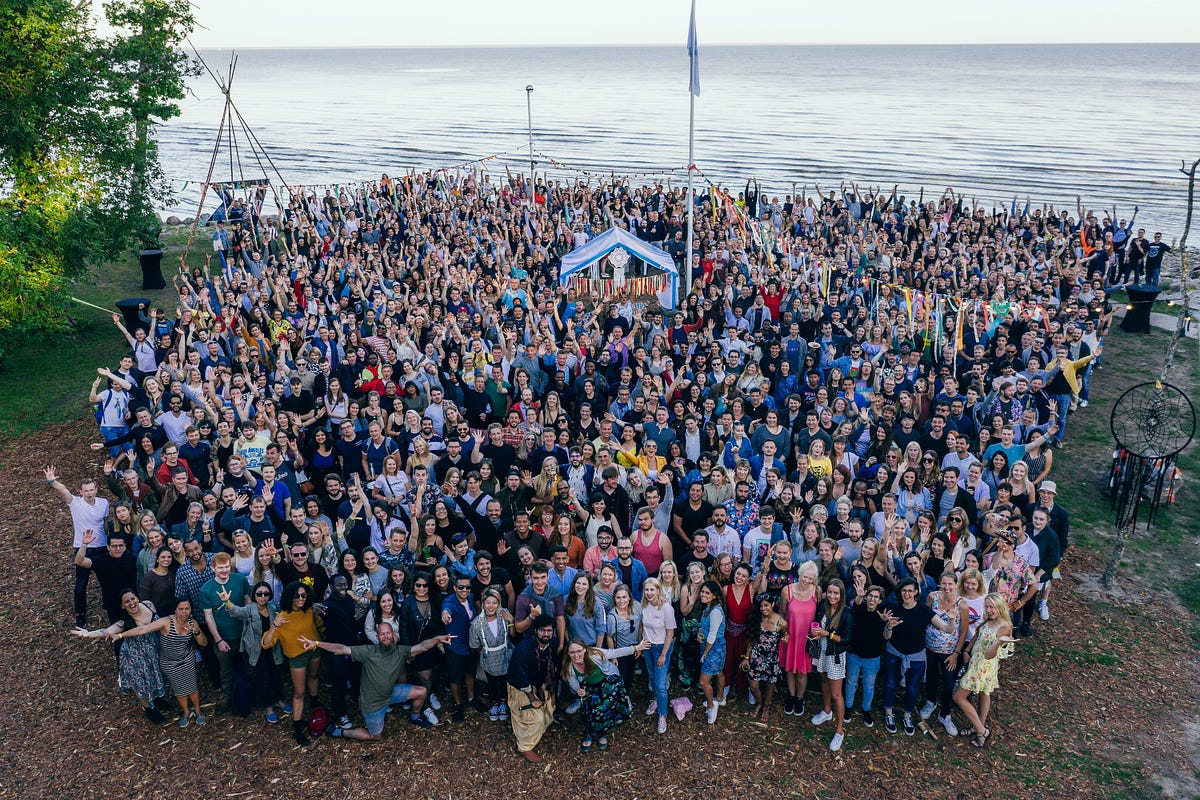 тысяча человек. началось люди тысячами. десять тысяч человек. 10 тысяч человек. выпускной в питере алые паруса 2021.