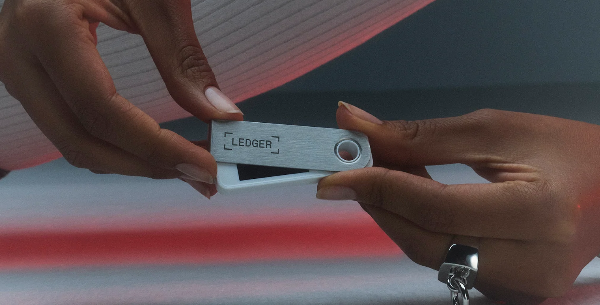 ➤ Ledger Stax vs Ledger Nano X