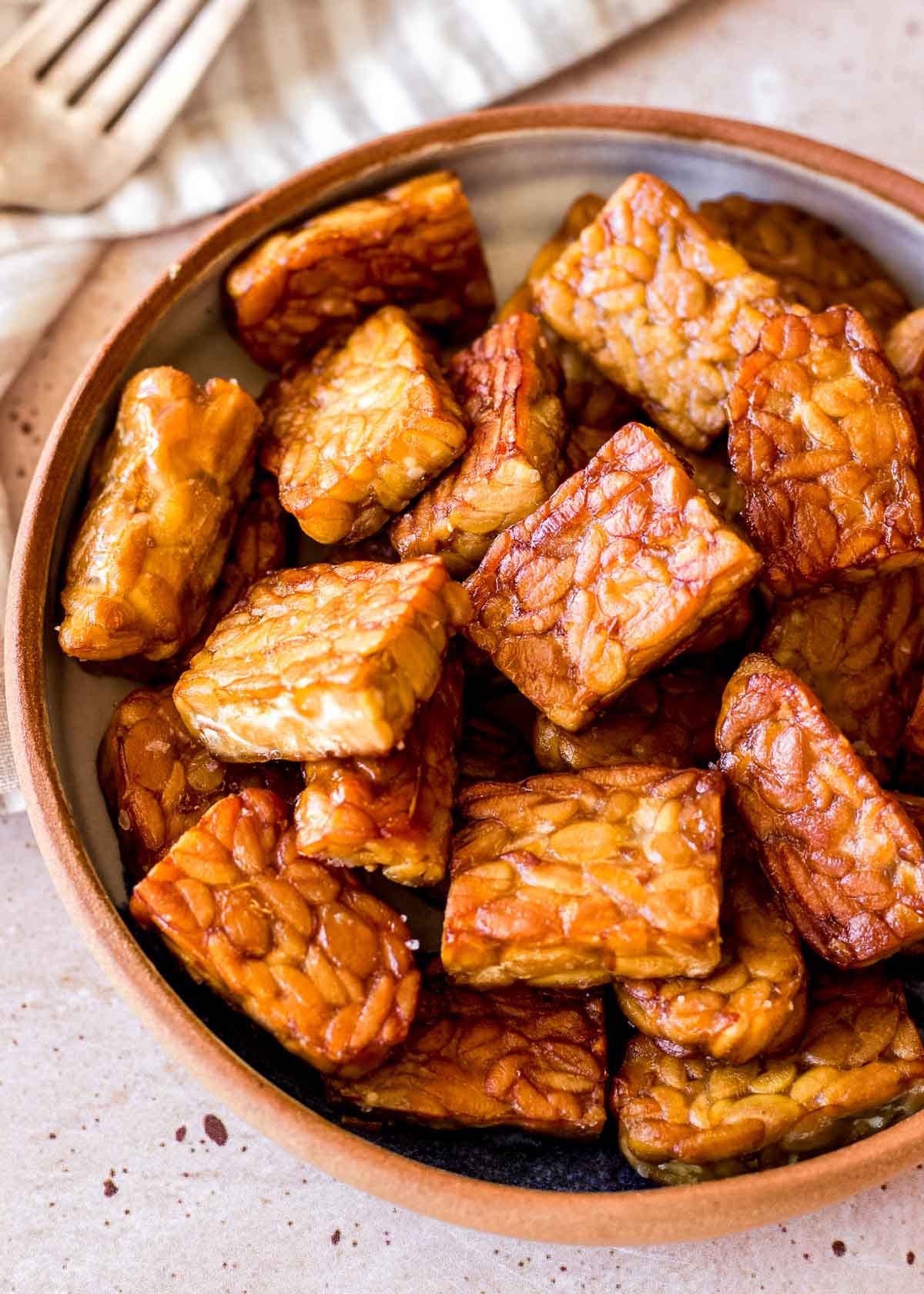 Tempeh zubereiten und braten — einfaches Rezept