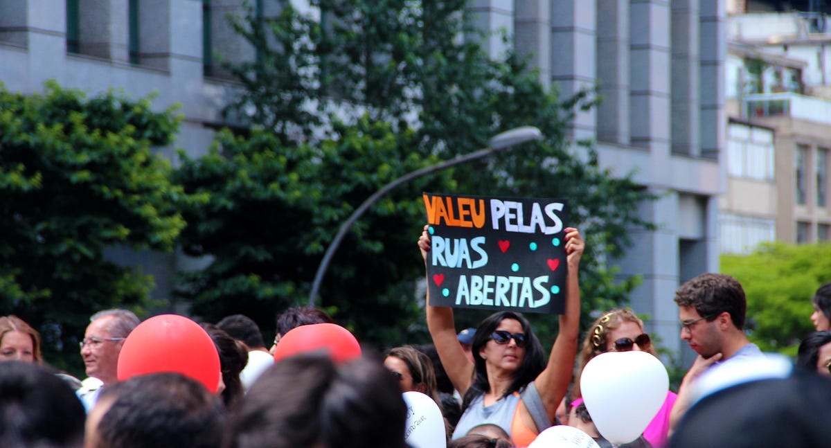 Manifestação. Manifestar significa revelar um… | by Revista Holofote ...