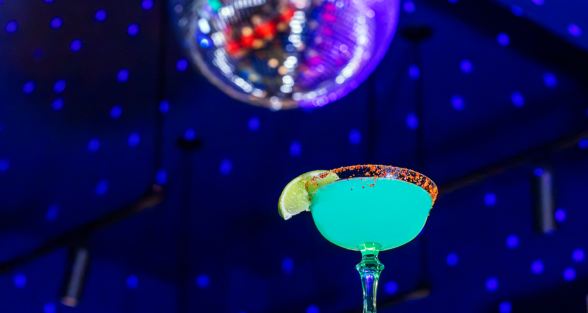 Image of: New ‘Blue Room’ mixes timeless cocktails with live music in Lower Nob Hill