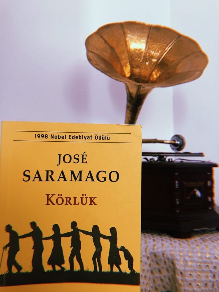 Saramago Kör Ettin Beni. Zihnim hala bu distopyadan çıkma… | by Hamuş  Melike | Türkçe Yayın | Medium